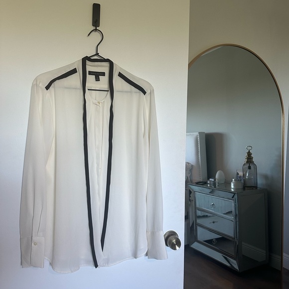 Banana Republic Women’s Cream & Black Dress Shirt Size Medium - Picture 2 of 7